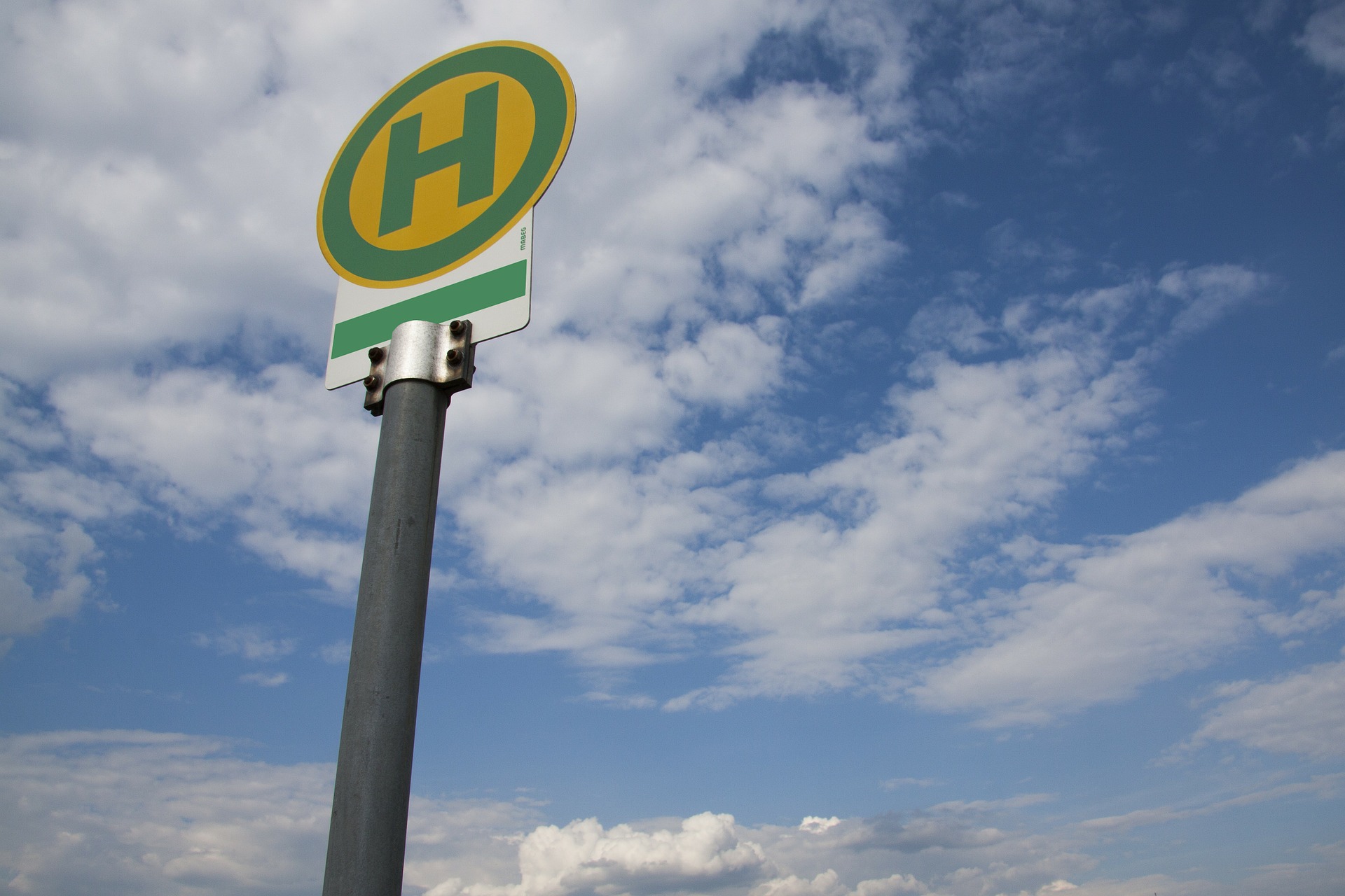 ein Haltestellenschild als Sinnbild für den Stadtbus