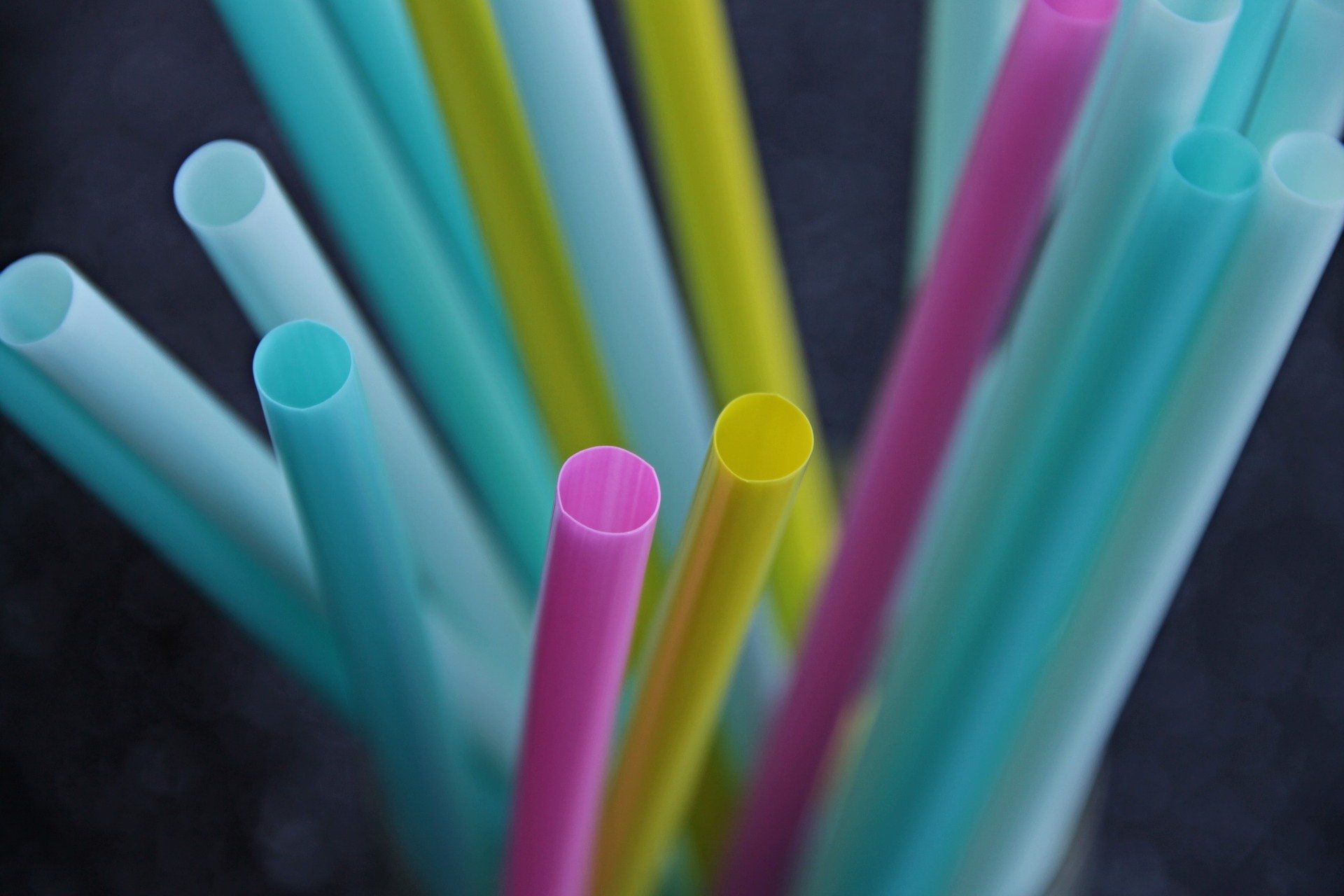 Plastik Strohhalme in einem Glas