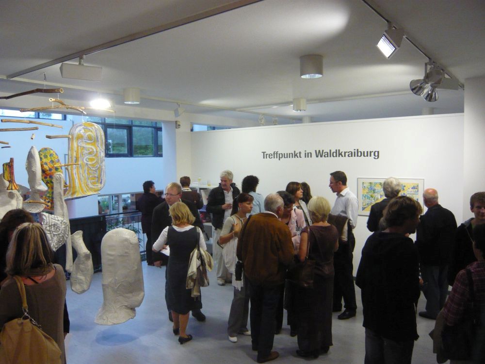 Besucher bei der Ausstellung Treffpunkt in Waldkraiburg