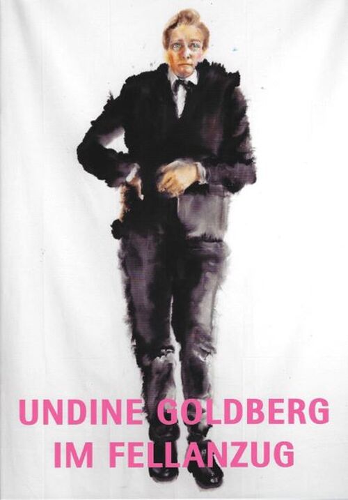 Ausstellungsfoto von Undine goldberg mit dem Motto Selbstporträt im Smoking nach Max Beckmann