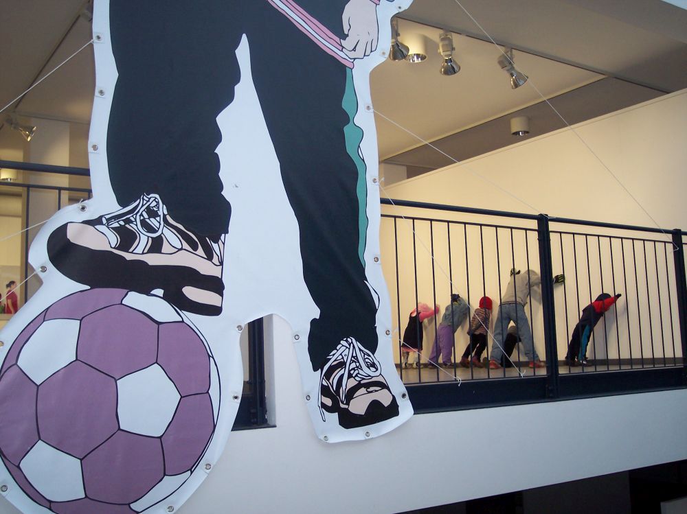 Installationsansicht eines Fußballspielers aus der Ausstellung Unheimlich Jung