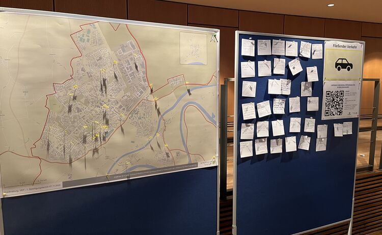 Stadtplan von Waldkraiburg wo Bürgerinnen und Bürger verschiedne Wünsche mit Fähnchen oder Papier befestigt haben: Zum Vergrößern auf Bild klicken