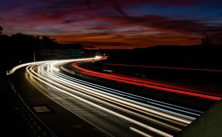 Symbolbild Autobahn Langzeitbelichtung: Zum Vergrößern auf Bild klicken