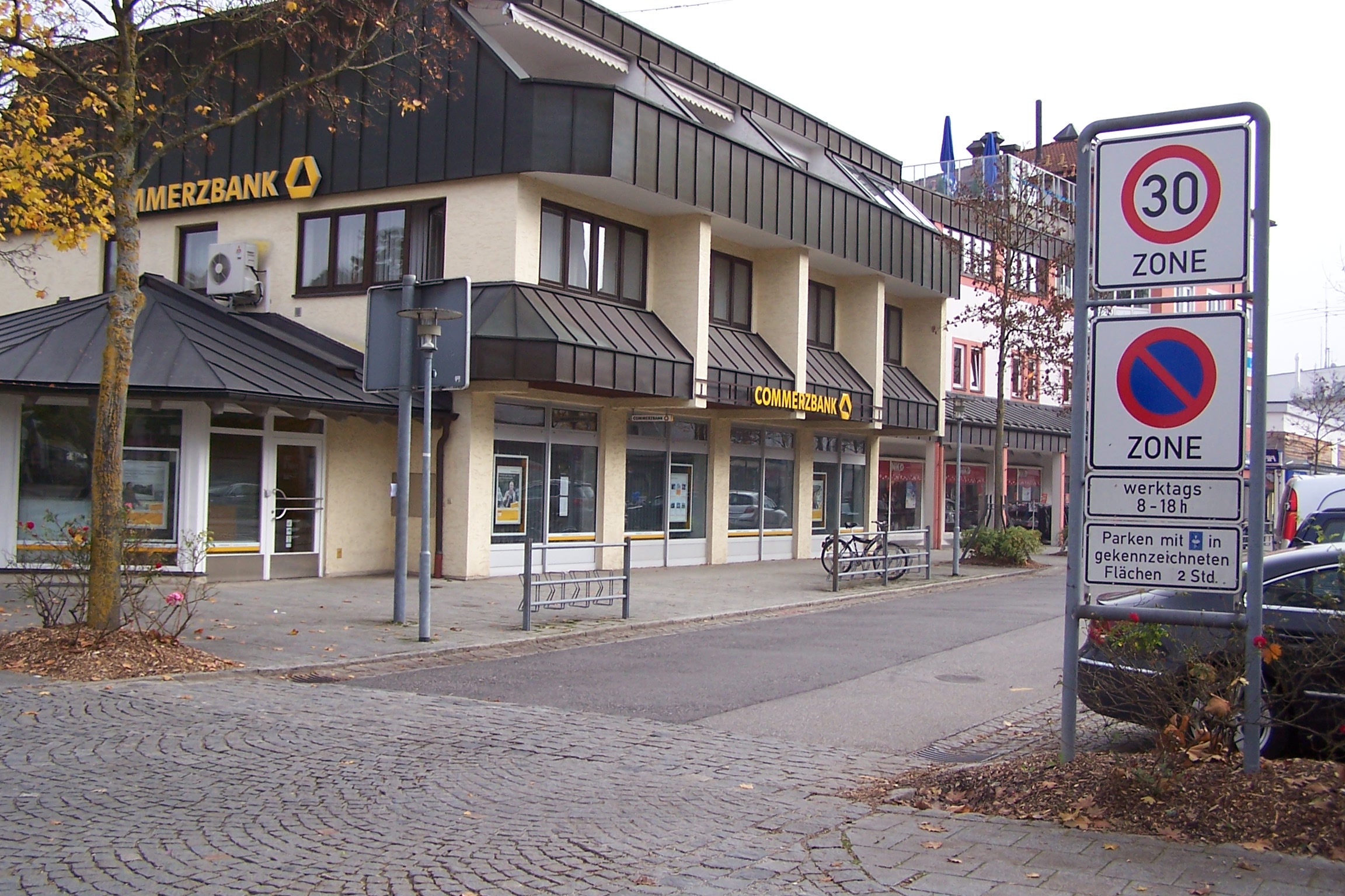 Ein 30 Zonen Schild vor der Commerzbank