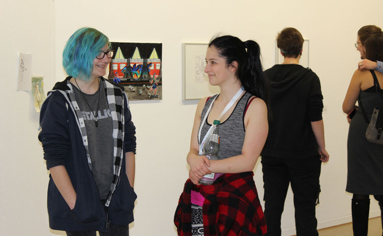 Zwei Frauen im Gespräch bei der Eröfnung der Ausstellung Comic Future: Zum Vergrößern auf Bild klicken