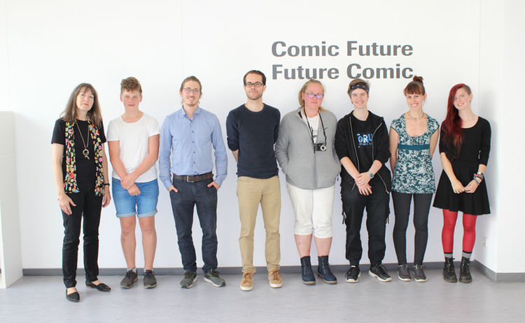 Besucher der Ausstellung Comic Future: Klick öffnet eine vergrößerte Ansicht