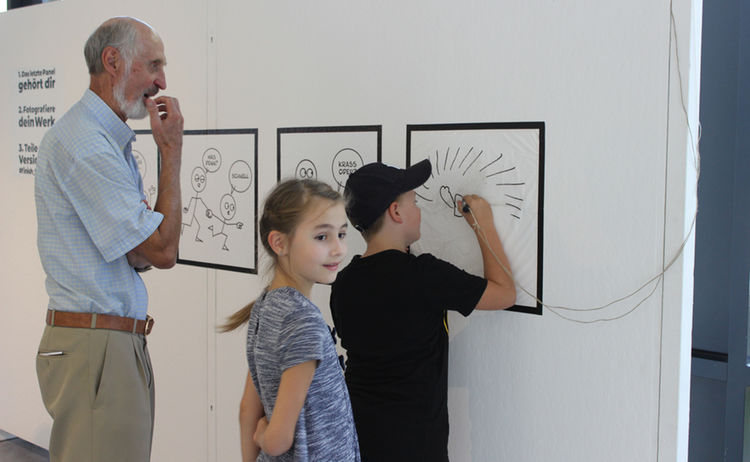 Kinder zeichnen bei der Vernissage Comic Future einen eigenen Comic: Zum Vergrößern auf Bild klicken