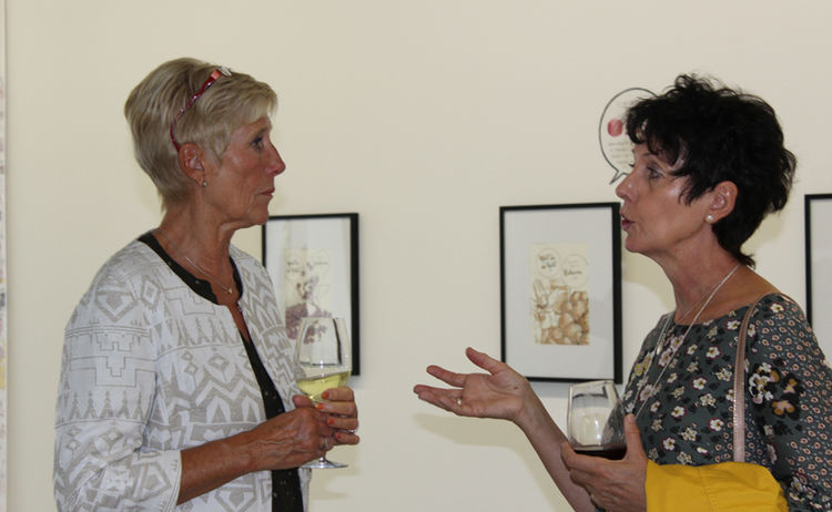 Margit Roller im Gespräch mit einer Besucherin der Ausstellung Comic Future: Zum Vergrößern auf Bild klicken