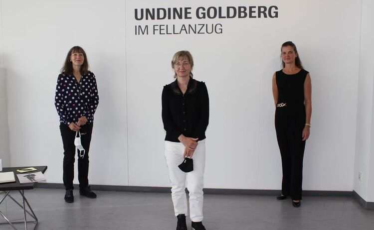 Künstlerin Undine Goldberg, Museumsleitung Elke Keiper und Kulturreferentin Lydia Partsch: Klick öffnet eine vergrößerte Ansicht