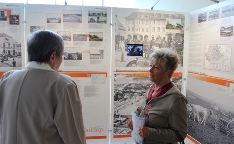 Zwei Besucher im Gespräch über die Ausstellung Verschwundene Orte: Klick öffnet eine vergrößerte Ansicht