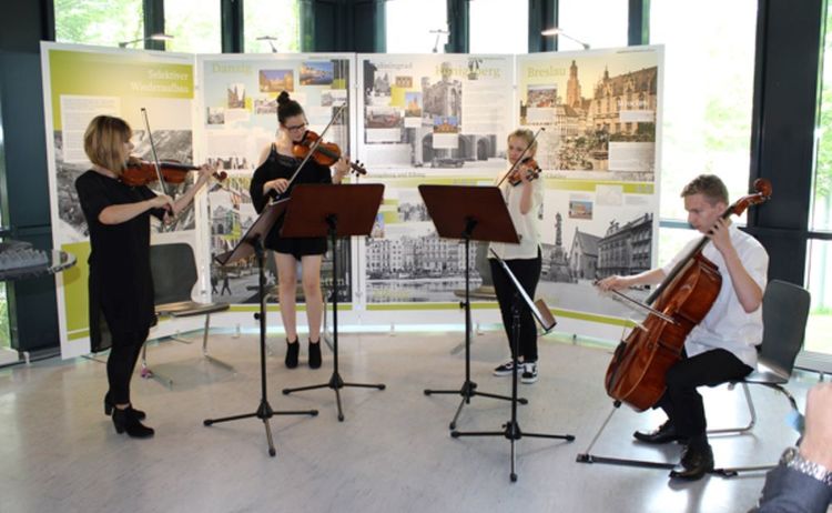 Ein Streichquartett spielt bei der Eröffnung der Ausstellung Verschwundene Orte: Zum Vergrößern auf Bild klicken