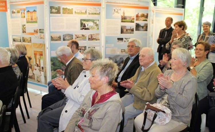 Besucher bei der Eröffnung der Ausstellung Verschwundene Orte: Klick öffnet eine vergrößerte Ansicht