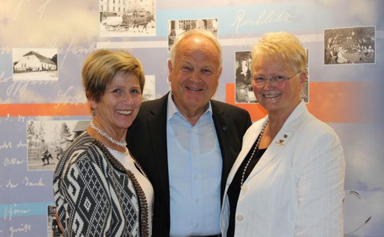 Altbürgermeister Siegfried Klika mit Ehefrau und Inge Schnabl bei der Ausstellungseröffnung Verschwundene Orte: Zum Vergrößern auf Bild klicken