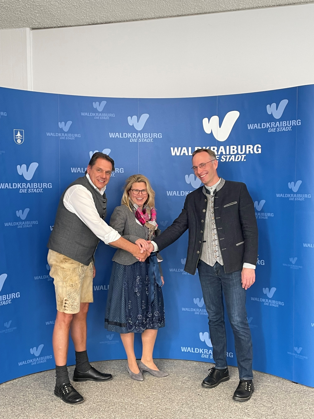 Peter Schöniger, Petra Schöniger und Erster Bürgermeister Robert Pötzsch geben sich die Hand auf eine gute Volksfestzeit. Peter Schöniger, Petra Schöniger und Erster Bürgermeister Robert Pötzsch geben sich die Hand auf eine gute Volksfestzeit.