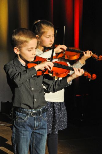 Zwei Kinder der Sing- und Musikschule spielen Violine