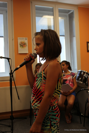 Eine Schülerin beim Gesangsunterricht in der Sing- und Musikschule