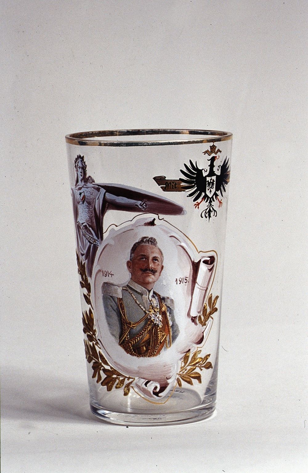 Ein Glas mit dem Motiv Vom Kriegsgeschrei zum Massentod aus dem Museum