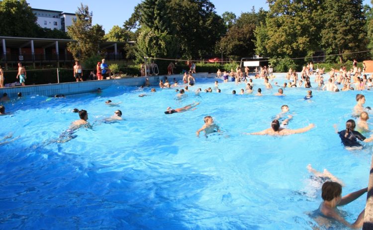 Das Wellenbecken im Waldbad: Zum Vergrößern auf Bild klicken