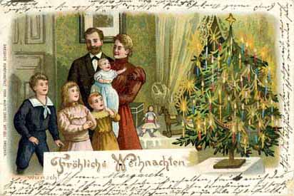 Familie neben Weihnachtsbaum Familie neben Weihnachtsbaum
