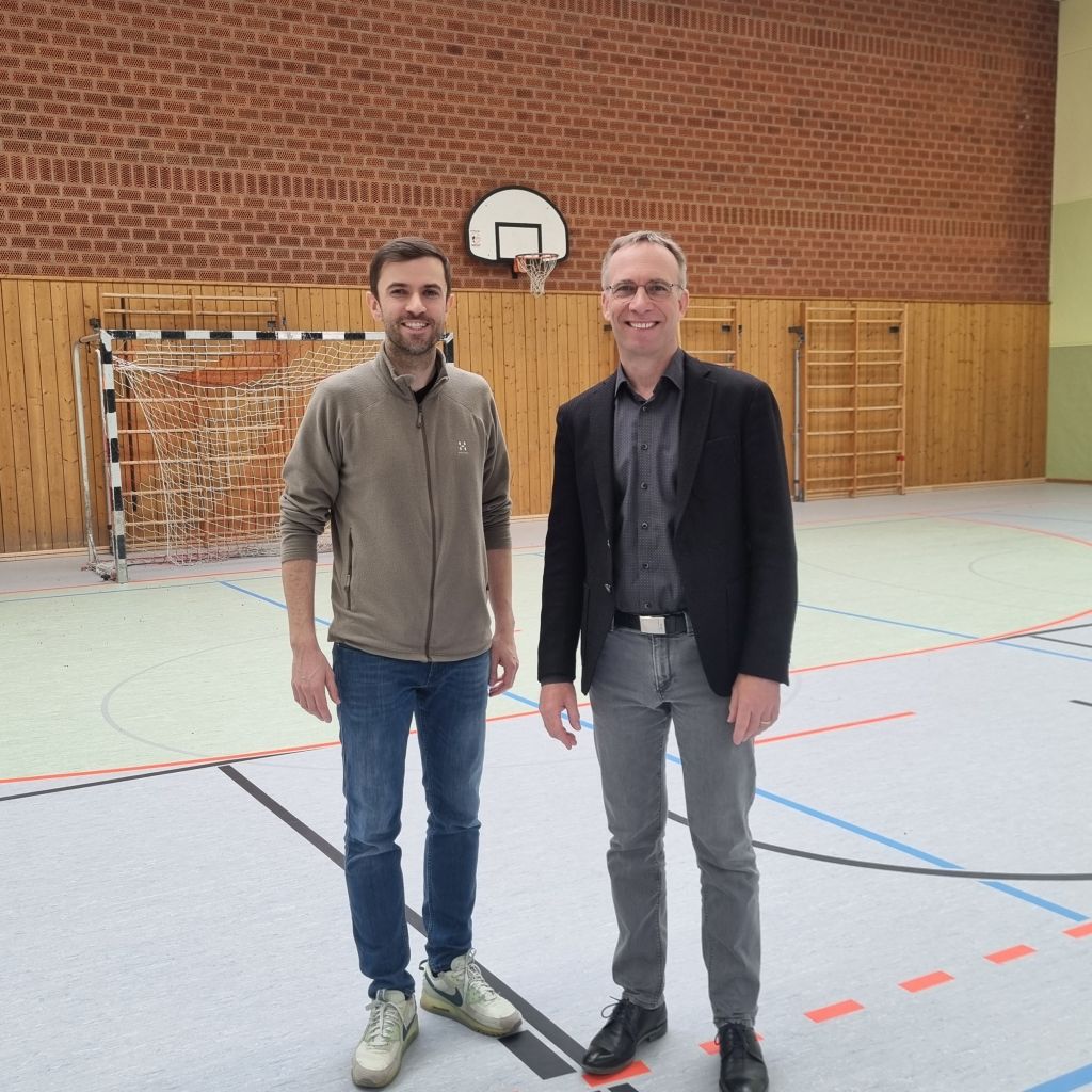 Schulleiter Alexander Ruß und Erster Bürgermeister Robert Pötzsch stehen in der Franz-Liszt-Turnhalle