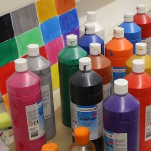 Verschiedene Acrylfarbenflaschen und Malutensilien