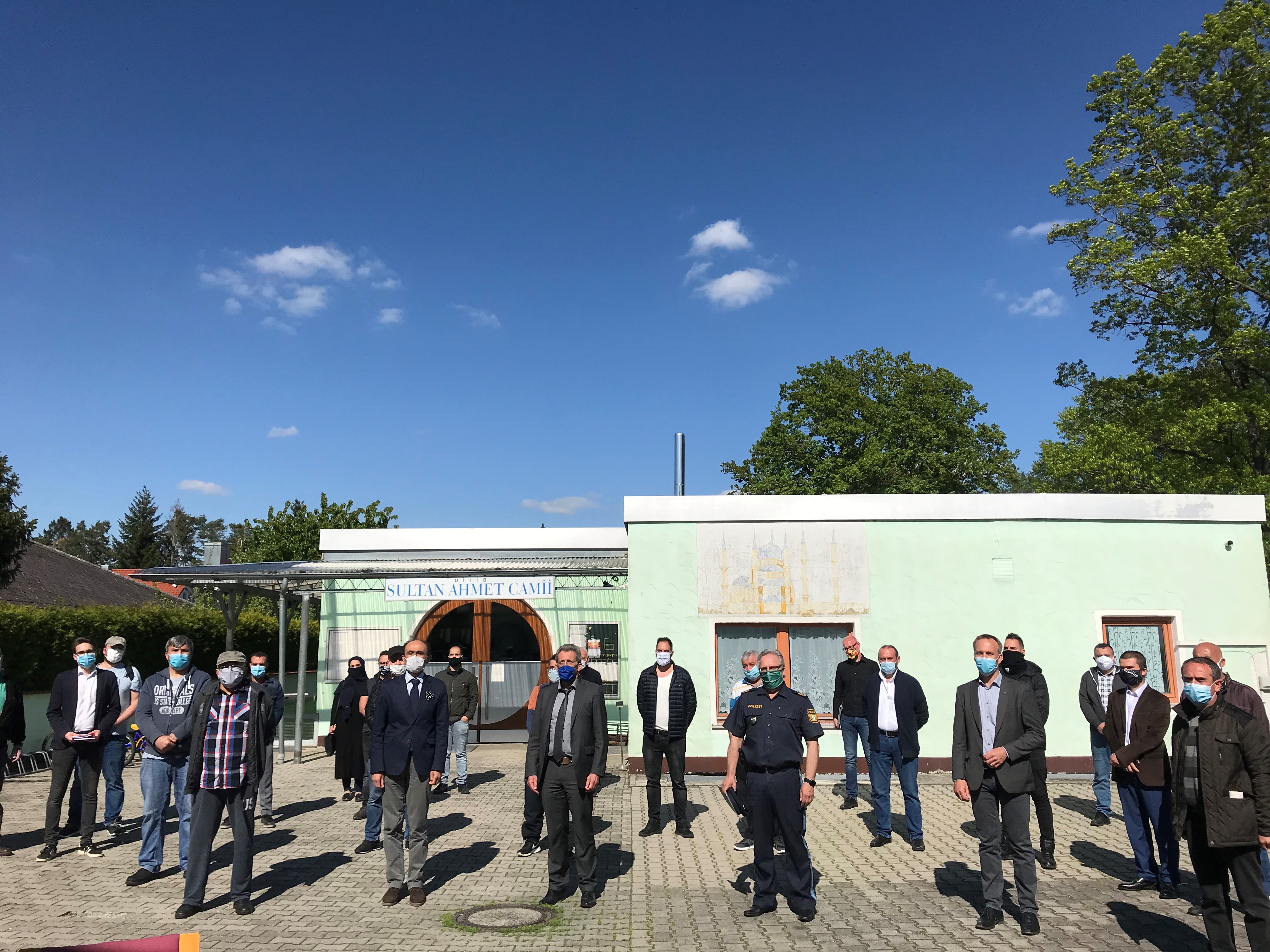 Bürgermeister Robert Pötzsch trifft nach den mutmaßlichen Anschlägen in Waldkraiburg gemeinsam mit dem Staatsanwalt die Türkische Gemeinde zu einem Gespräch